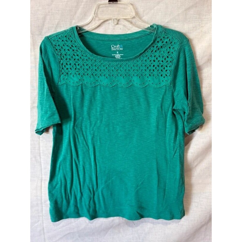 Croft & Barrow Green Eyelet Yoke Short Sleeve Top M